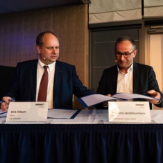 Dresdens OB Dirk Hilbert und Bruno Jacobfeuerborn treiben den Mobilfunkausbau in Dresden voran