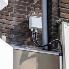 Small Cell an Hausfassade verbessert den Mobilfunkempfang