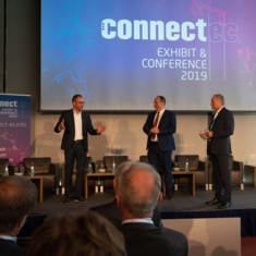 CEO Deutsche Funkturm Bruno Jacobfeuerborn bei einem Vortrag zu 5G auf der Connect EC