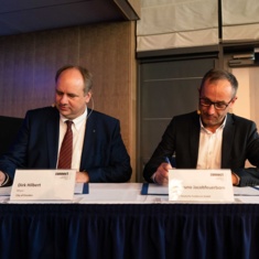 Dresdens OB Dirk Hilbert und Bruno Jacobfeuerborn unterzeichnen Abkommen zum Infrastrukturausbau