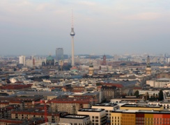 Berliner Fernsehturm inmitten der Berliner Skyline