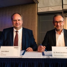 Dresdens OB Dirk Hilbert und Bruno Jacobfeuerborn vereinbaren Zusammenarbeit beim Infrastrukturausbau