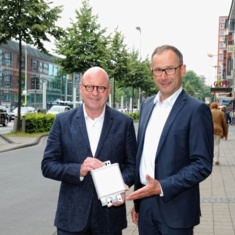 OB Markus Lewe und CEO der Deutschen Funkturm Bruno Jacobfeuerborn mit einer Small Cell